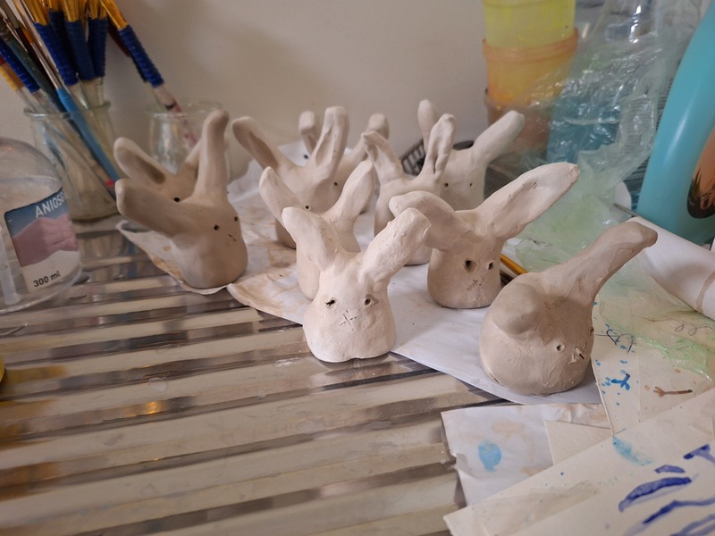 Modelages en argile réalisés pendant un atelier.